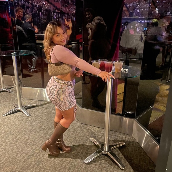 Meet your Posher, Leslie - Picture 1 of 2